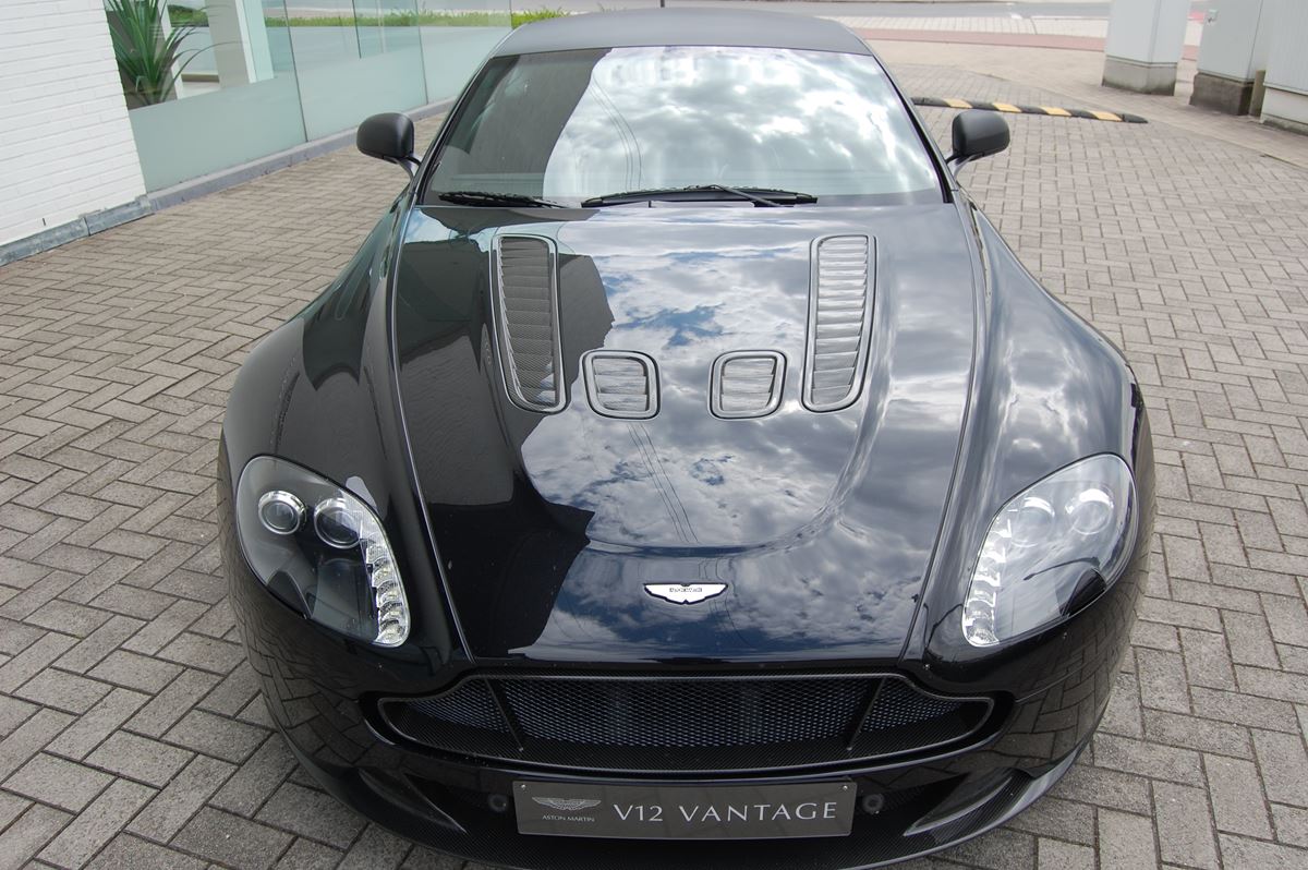Aston Martin DB12
